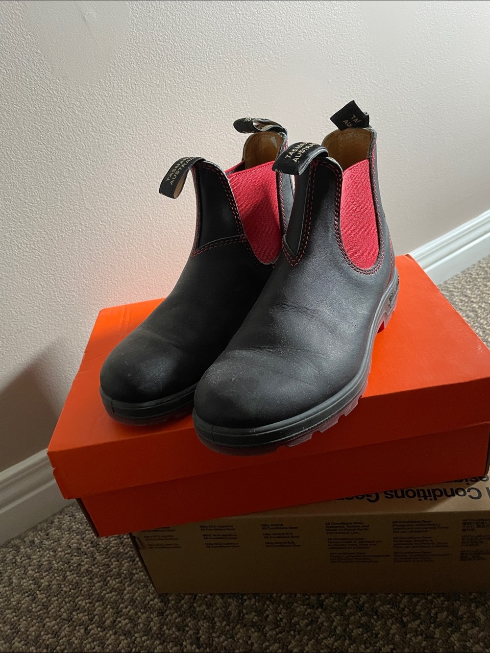 Blundstone - Black Leather/Red Upper